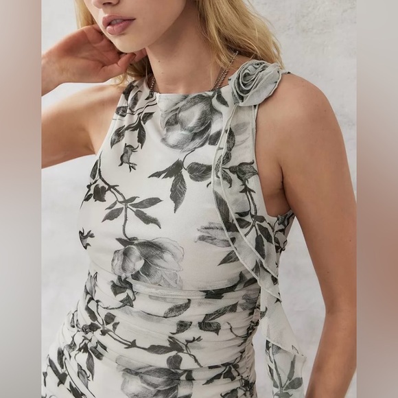 UO Emily Corsage Playsuit - Picture 3 of 4